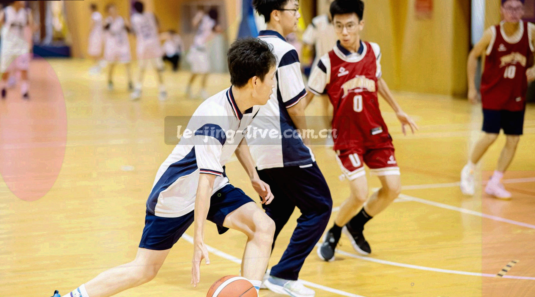 手机与电脑通过数据线连接，周围有日历和图表线条